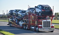 Autotransporter mit mehreren beladenen Autos