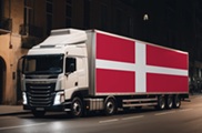 Straßentransport-LKW und Flagge Dänemarks